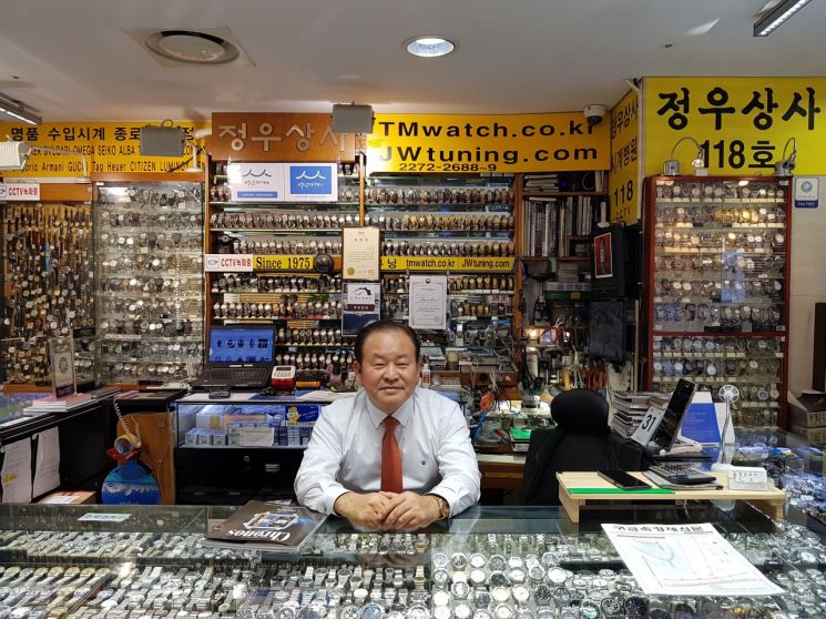 [한국의 백년가게]시계방 반세기…"100년 갈 때까지 업 갈고닦아야"