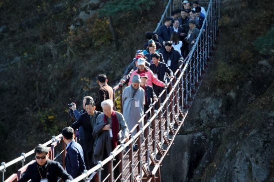 지난해 11월  남북 민화협 공동행사 참가자들이 금강산 삼일포를 관람하며 흔들다리를 건너고 있다. [이미지출처=연합뉴스]