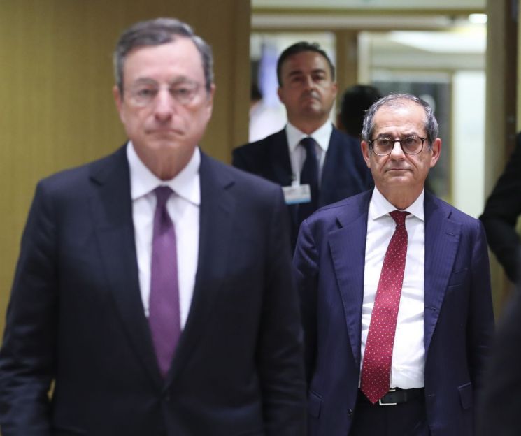 조반니 트리아 이탈리아 재무장관(오른쪽)과 마리오 드라기 유럽중앙은행(ECB) 총재가 5일(현지시간) 벨기에 브뤼셀에서 열린 유로그룹 재무장관 회의에 참석 중이다. [이미지출처=EPA연합뉴스]