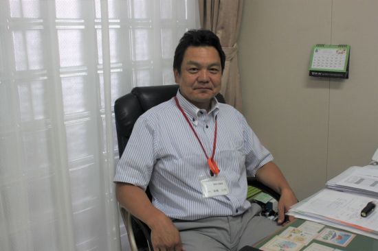 사회복지법인 청양회의 타카하시 미유키(高橋三行) 이사. 그의 목엔 치매(인지증) 서포터를 의미하는 주황색 고리가 걸려있다.