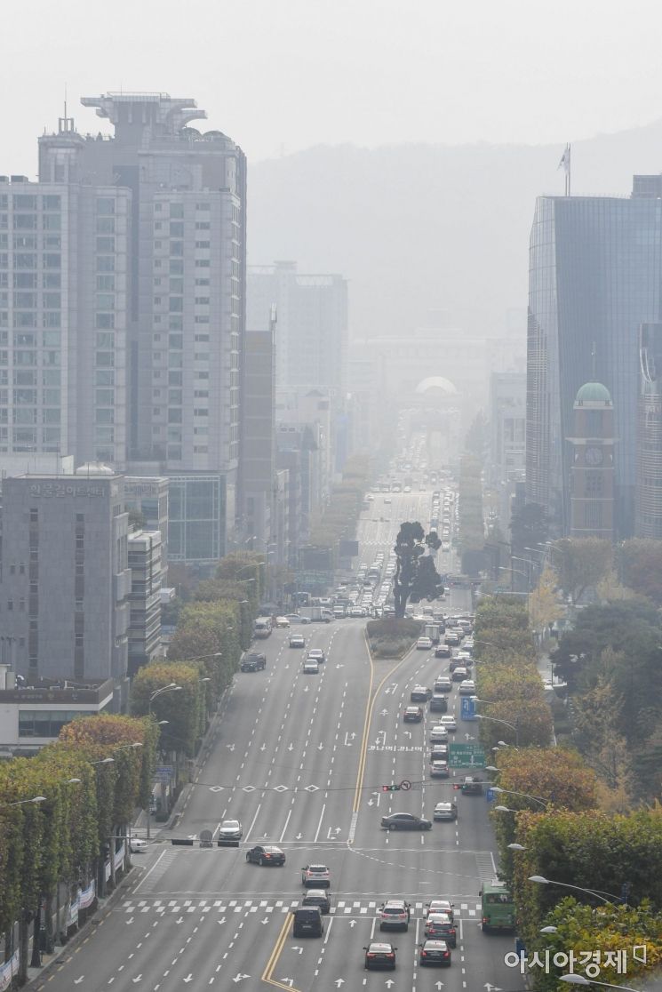전국적으로 미세먼지와 초미세먼지가 기승을 부리고 있는 지난달 6일 서울 도심이 미세먼지에 싸여 있다./강진형 기자aymsdream@