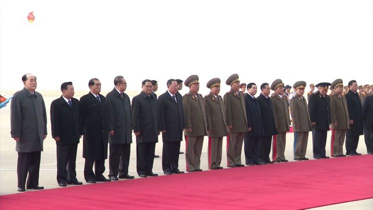 김정은 북한 국무위원장이 4일 방북한 미겔 디아스카넬 쿠바 국가평의회 의장을 평양국제비행장에서 영접했다고 조선중앙TV가 5일 보도했다. 사진은 김 위원장과 함께 공항에 영접 나온 김영남 최고인민회의 상임위원장(맨 왼쪽)을 비롯한 당·정·군 고위간부들이 도열해 있는 모습. 2018.11.5 [이미지출처=연합뉴스]