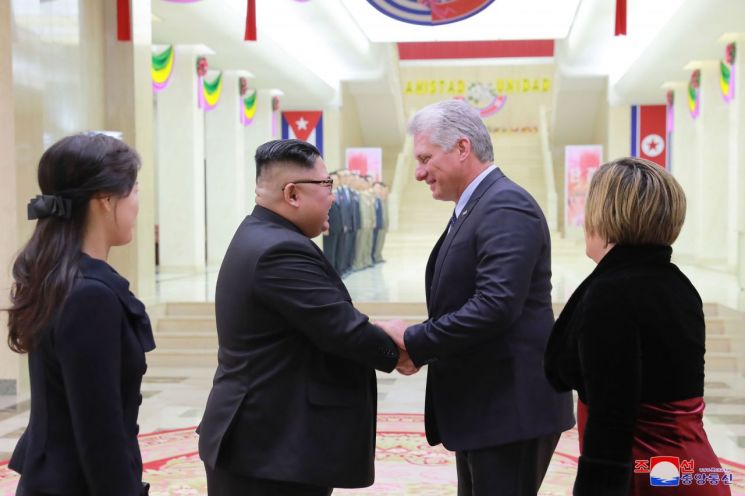김정은 북한 국무위원장이 지난 4일 방북한 미겔 디아스카넬 쿠바 국가평의회 의장을 환영하는 연회를 마련했다고 조선중앙통신이 5일 보도했다. 김 위원장과 리설주 여사가 디아스카넬 의장 내외를 연회장에서 맞이하고 있다. 2018.11.5 [이미지출처=연합뉴스]