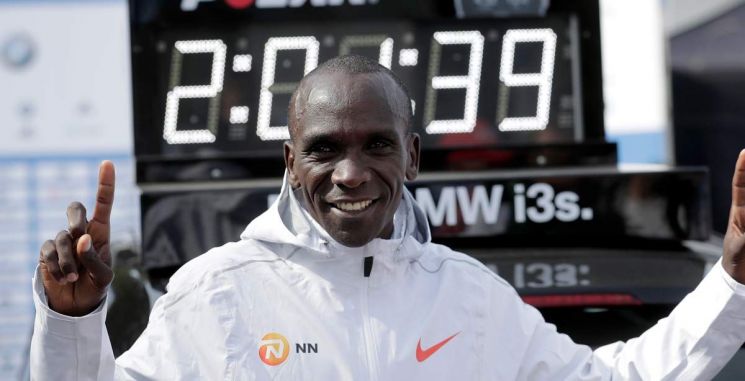 2시간 1분 39초 기록으로 마라톤 세계 기록을 세운 케냐의 엘리우드 킵초게. 사진 = AP/연합