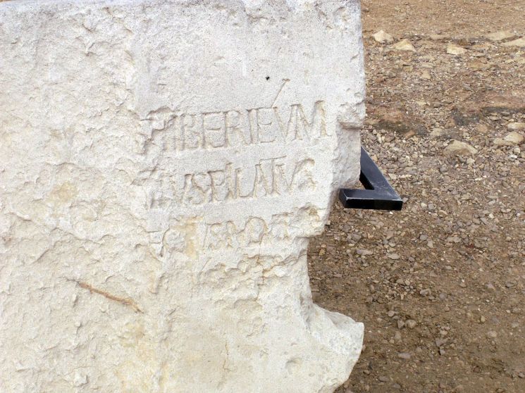 1961년 이스라엘의 로마시대 지어진 야외극장에서 발견된 라틴어 석판. 폰티우스 필라투스의 이름이 포함돼있어 그가 실존인물이었음이 정확히 증명됐다.(사진=위키피디아)