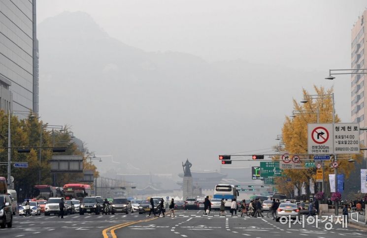 올가을 첫 초미세먼지 주의보가 발령된 6일 서울 세종대로에서 시민들이 퇴근길 발걸음을 옮기고 있다. /문호남 기자 munonam@