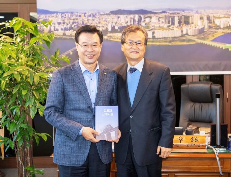 성장현 용산구청장(왼쪽)과 정재정 서울시립대 교수