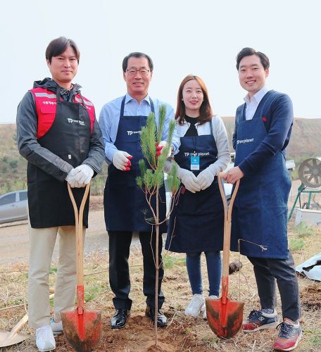 (왼쪽부터) 식수식에 참석한 롯데주류 임직원, 이종훈 롯데주류 대표이사, 시민봉사단, 김형수 트리플래닛 대표