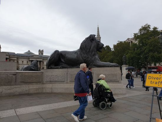 영국 런던의 트라팔가 광장을 거니는 노인들.