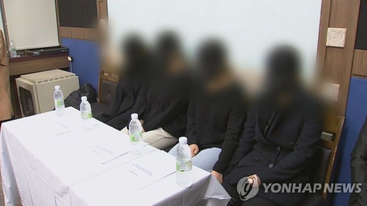여성 피해자들이 인천의 한 교회 목사의 '그루밍 성폭력' 의혹과 관련해 기자회견을 하고 있다. [연합뉴스]