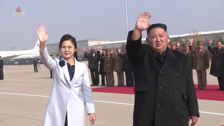 김정은 북한 국무위원장의 초청을 받고 평양을 방문한 미겔 디아스카넬 쿠바 국가평의회 의장이 2박 3일간의 일정을 마치고 6일 귀국했다고 조선중앙TV가 7일 보도했다. 사진은 디아스카넬 의장을 배웅하는 김정은 위원장과 부인 리설주의 모습. 2018.11.7 [이미지출처=연합뉴스]