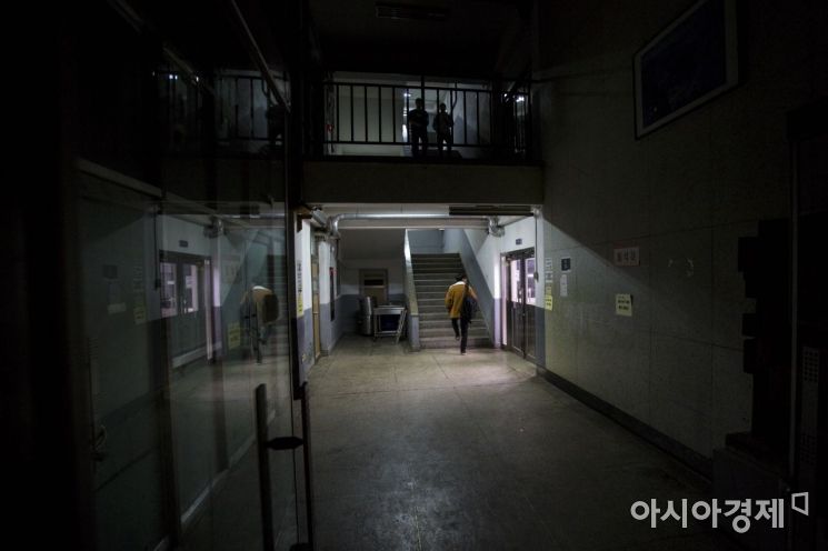 2019 대학수학능력시험을 앞둔 6일 서울 서대문구 한성고등학교에서 고3 수험생들이 야간자율학습을 하기 위해 자습실로 들어서고 있다./강진형 기자aymsdream@