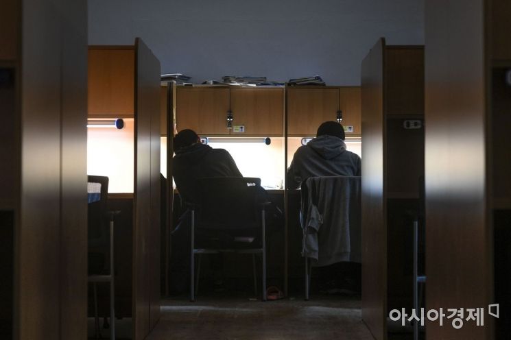 2019 대학수학능력시험을 앞둔 6일 서울 서대문구 한성고등학교에서 고3 수험생들이 야간자율학습을 하고 있다./강진형 기자aymsdream@