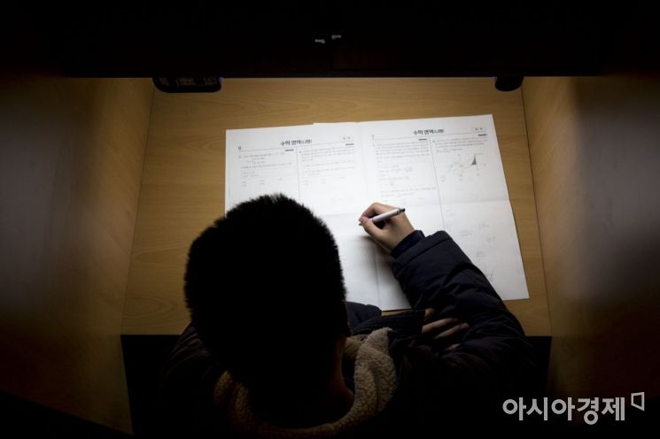 2019 대학수학능력시험을 앞둔 6일 서울 서대문구 한성고등학교에서 고3 수험생들이 야간자율학습을 하고 있다./강진형 기자aymsdream@