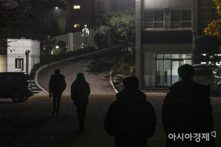 2019 대학수학능력시험을 앞둔 6일 서울 서대문구 한성고등학교에서 야간자율학습을 마친 고3 수험생들이 하교 하고 있다./강진형 기자aymsdream@