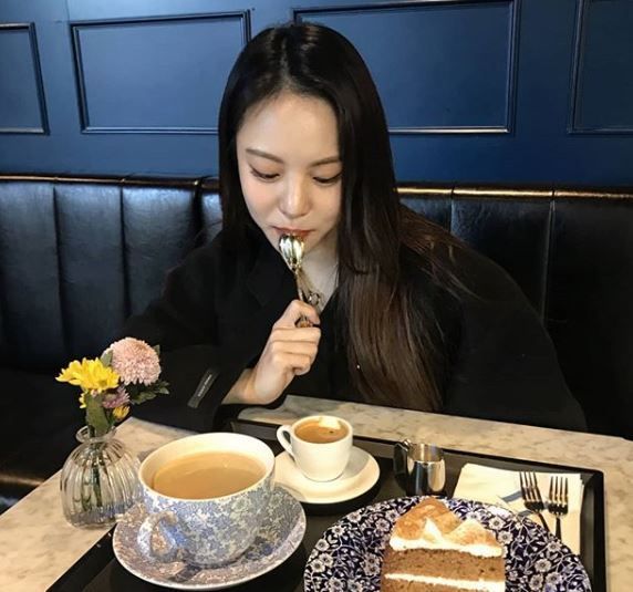 [#스타샷] '대장금이 보고 있다' 이열음 티 타임…"커피 잔 엄청 크네"