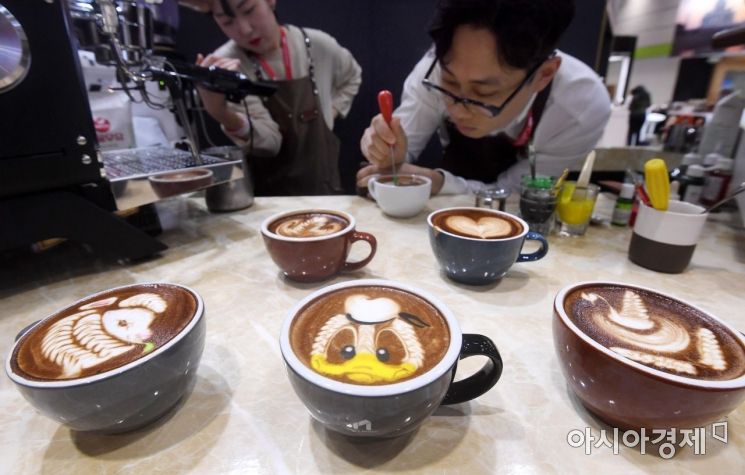 지난해 서울 강남구 코엑스에서 열린 '2018 서울 카페쇼'에서 한 참가업체 바리스타가 라떼 아트를 선보이고 있다. /김현민 기자 kimhyun81@