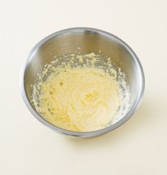 1. 버터는 볼에 넣어 부드럽게 풀고 설탕을 넣어 잘 섞는다. 달걀을 여러 번에 나누어 넣으면서 잘 섞는다.