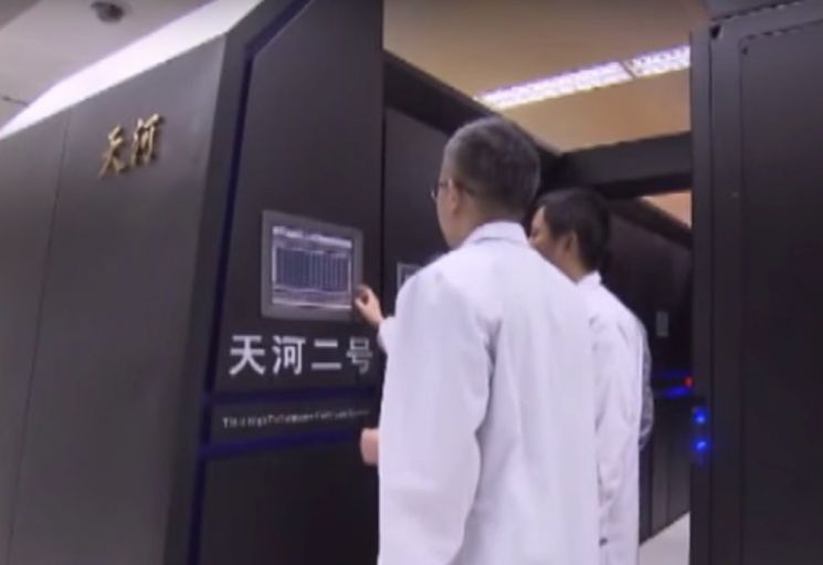 중국의 '텐허2호'는 세계에서 세 번째로 비싼 슈퍼컴퓨터입니다. 우리 돈으로 4360억원 정도가 투입됐습니다. [사진=유튜브 화면캡처]