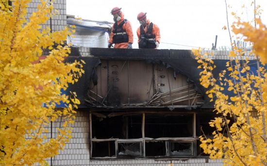 9일 화재가 발생한 서울 종로구 관수동 청계천 인근 고시원에서 소방 관계자들이 사고 수습을 하고 있다. /문호남 기자 munonam@