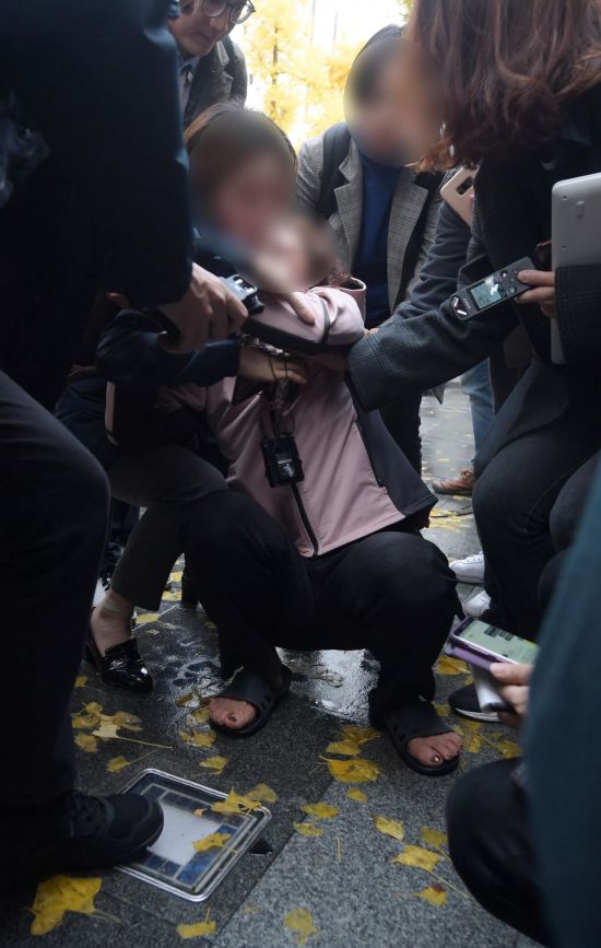 9일 화재가 발생한 서울 종로구 관수동 청계천 인근 고시원에서 소방 관계자들이 사고 수습을 하고 있는 가운데 고시원 관리인이 바닥에 주저 앉아 울음을 터트리고 있다. /문호남 기자 munonam@
