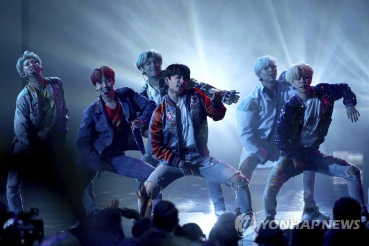 지난해 11월19일(현지시간) 미국 캘리포니아주 로스앤젤레스에서 열린 '2017 아메리칸 뮤직 어워드'에서 방탄소년단(BTS)이 열정적인 미국 데뷔 무대를 선보이고 있다. 사진=연합뉴스