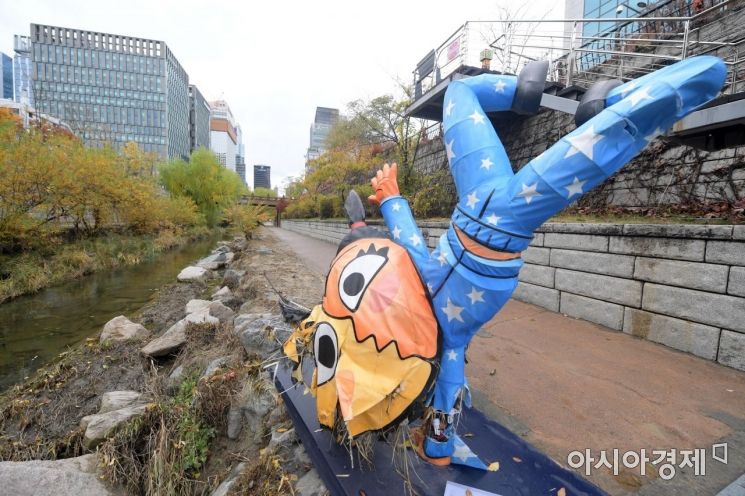 [포토]가을비에 망가진 '서울빛초롱축제' 조형물