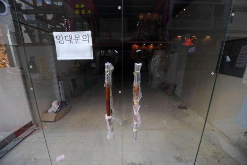 경기가 악화되면서 문 닫는 자영업자가 늘고 있는 9일 서울 명동거리 곳곳에 임대 안내문이 붙어 있다. /문호남 기자 munonam@