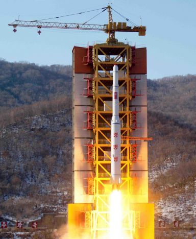 2016년 2월 7일 북한 조선중앙통신이 보도한 동창리 서해위성발사장에서의 광명성 4호 발사장면