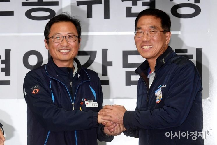 [포토] 두 손 맞잡은 양대노총 위원장