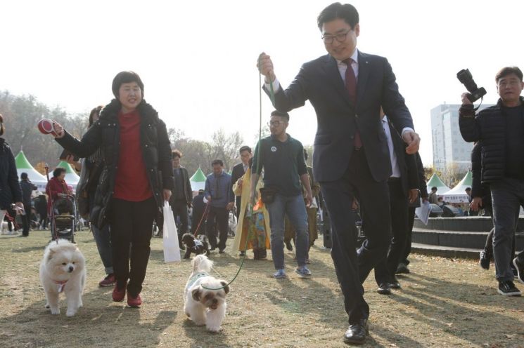 이정훈 강동구청장(오른쪽)이 애와견 '뚱이'와 걷고 있다.