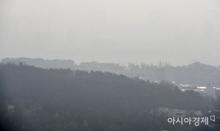 전국적으로 미세먼지와 초미세먼지가 기승을 부리고 있는 11일 서울 남산에서 바라본 도심이 미세먼지에 싸여있다./강진형 기자aymsdream@