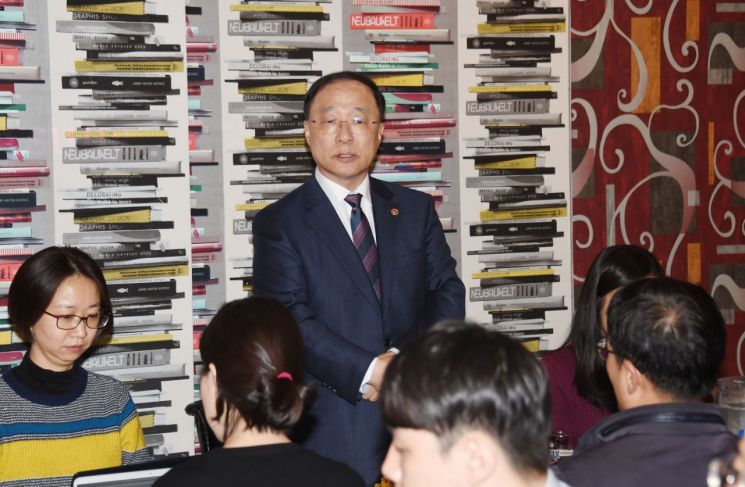 홍남기 "최저임금 인상, 고용에 부분적 영향미쳤다"