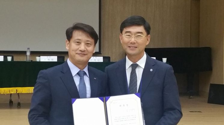 이원섭 중소기업중앙회 회원지원본부장(왼쪽)이 9일 농협대학교 목양관에서 열린 한국협동조합학회 정기총회에서 부회장으로 위촉된 뒤 최경식 학회장과 기념 사진을 찍고 있다.