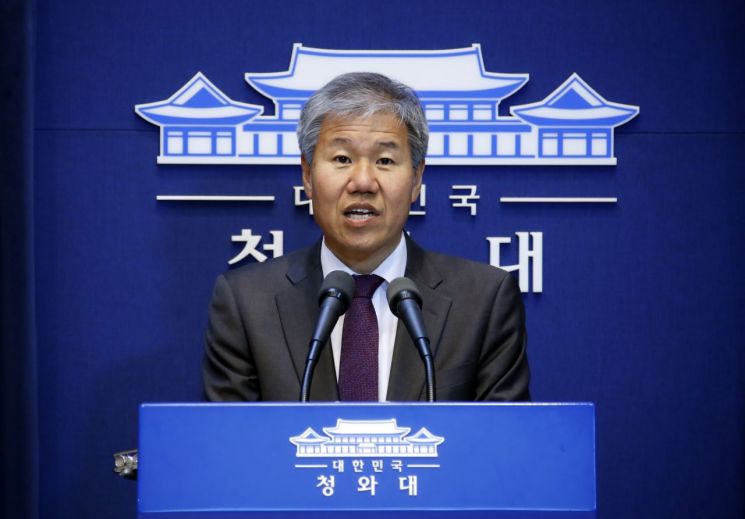 김수현 신임 청와대 정책실장이 11일 오후 청와대 춘추관에서 기자간담회를 갖고 기자들의 질문에 답하고 있다. 
사진=연합뉴스