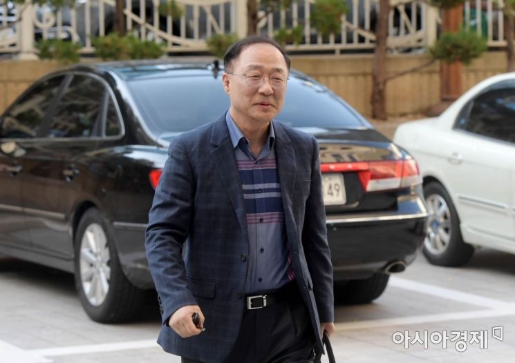 홍남기 "고용 여전히 엄중한 상황…추가대책 고민"