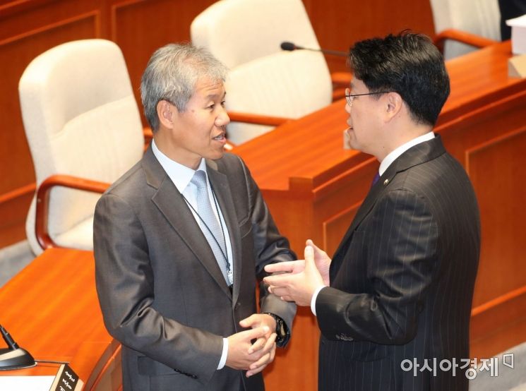 [포토] 이야기 나누는 김수현 실장-장제원 의원