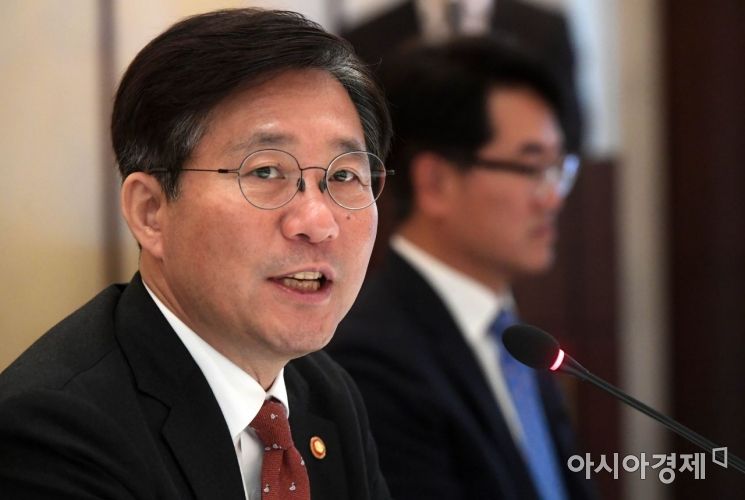 성윤모 장관 "'수출총력지원체계' 가동…수출활력 회복에 올인"