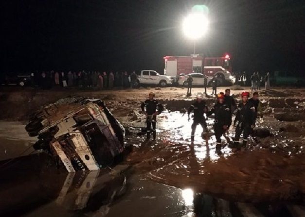 요르단에서 발생한 갑작스런 홍수에 침수된 도로와 차량 모습(사진=EPA연합뉴스)