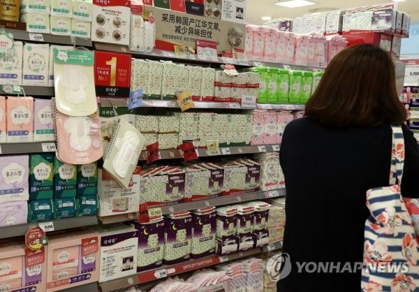 서울의 대형마트에서 한 여성이 생리대를 고르고 있다.사진=연합뉴스