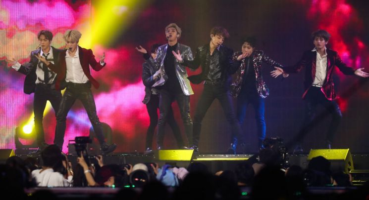 그룹 방탄소년단(BTS)이 지난 6일 오후 인천 남동구 수산동 인천남동체육관에서 열린 2018 MBC플러스 x 지니 뮤직 어워드(2018 MGA)에서 공연을 선보이고 있다. / 사진=연합뉴스