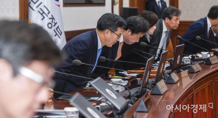 [포토] 자리에 앉는 이낙연 총리-김동연 부총리