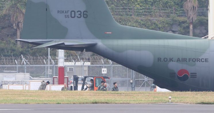 공군 관계자들이 11일 오후 제주국제공항에서 제주산 감귤을 C-130 수송기에 싣고 있다. [이미지출처=연합뉴스]