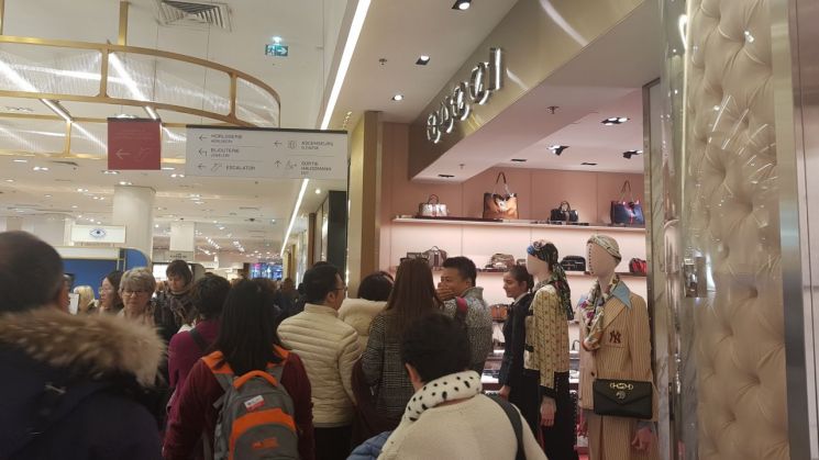 일요일 저녁 프랑스 파리 최대 갤러리아 라파예트 백화점 구찌 매장 앞에 중국인 관광객들이 줄을 서서 입장을 기다리고 있다.