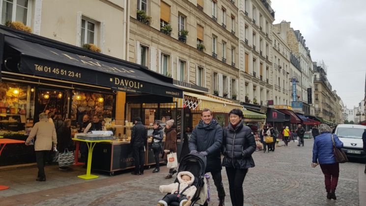 일요일 오전 문을 연 파리 시내 상점가에는 식료품 등 쇼핑에 나선 소비자들로 붐볐다.