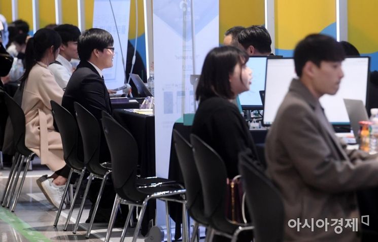 13일 서울 서대문구 연세대 백양누리에서 열린 스타트업 취업박람회에서 청년 구직자들이 채용 상담을 받고 있다./김현민 기자 kimhyun81@