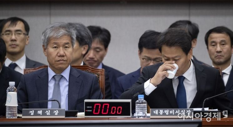 [포토] 물 마시는 임종석 실장