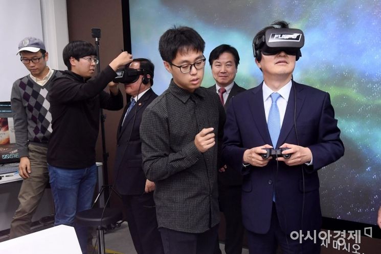 [포토] VR 체험하는 김동연 부총리와 유영민 장관