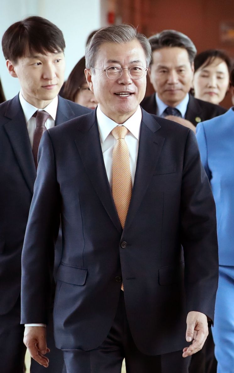 문재인 대통령이 13일 오후 싱가포르 창이국제공항에 도착하고 있다. 
사진=연합뉴스