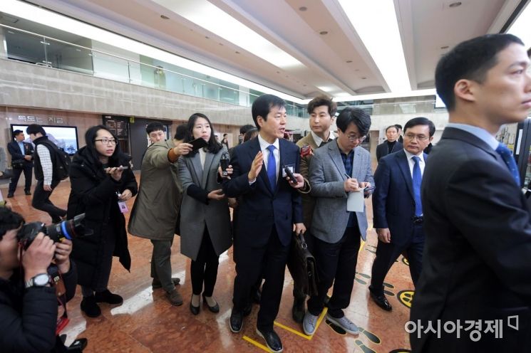 [포토]질문세례 받는 김태한 삼성바이오로직스 대표